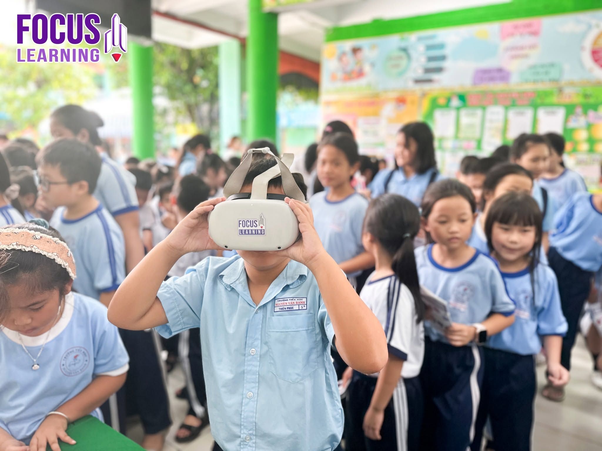 kinh-vr-ngay-hoi-kham-pha-cong-nghe